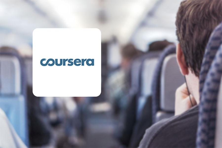 Logo de Coursera, avec en fond un homme qui écoute de la musique dans les transports en commun